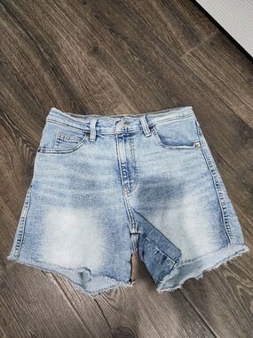 Signature by Levi Strauss Light Wash High-Rise Denim Cutoff Shorts